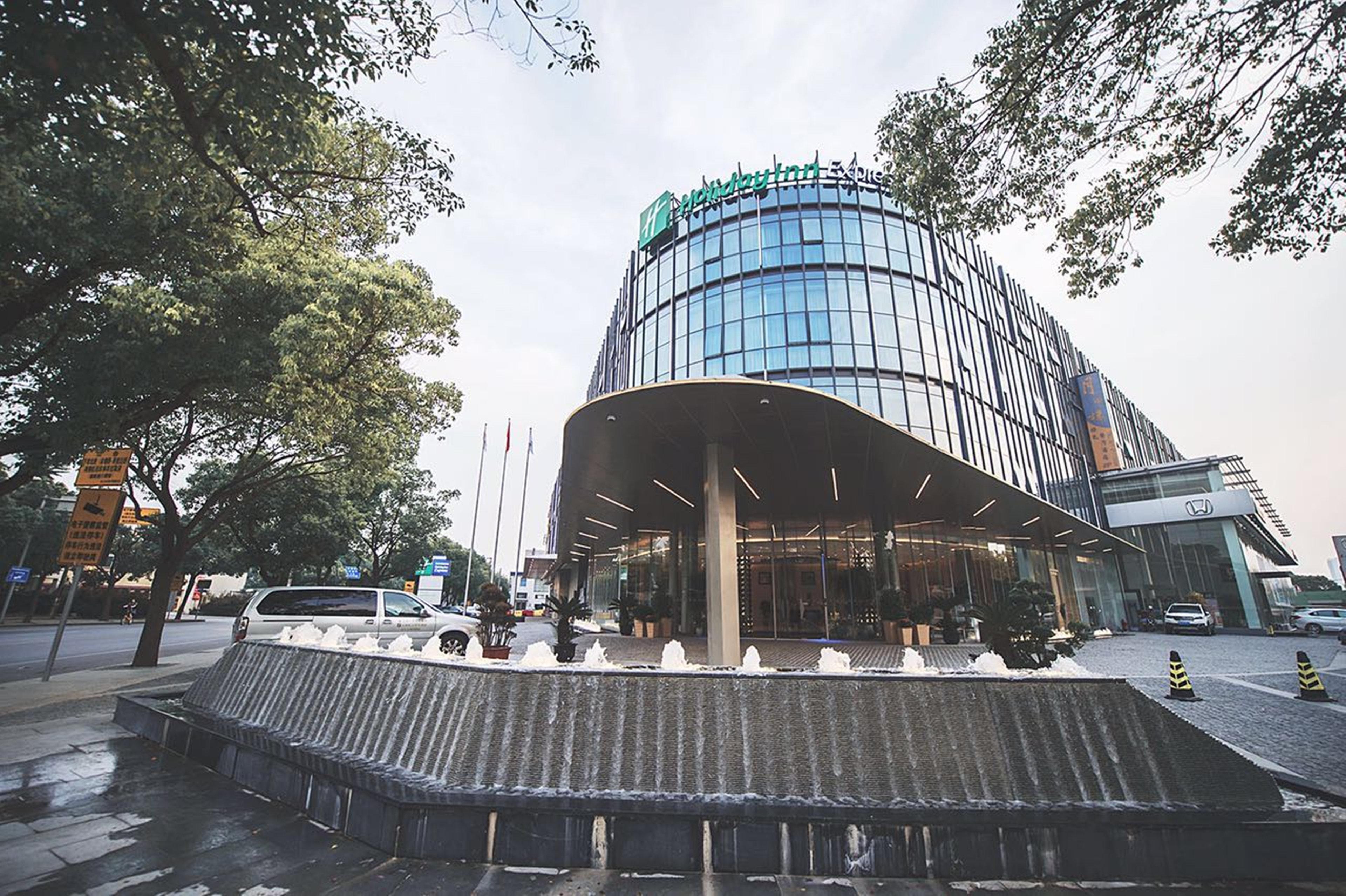 Holiday Inn Express Shanghai Songjiang Fangta, an IHG Hotel Bagian luar foto